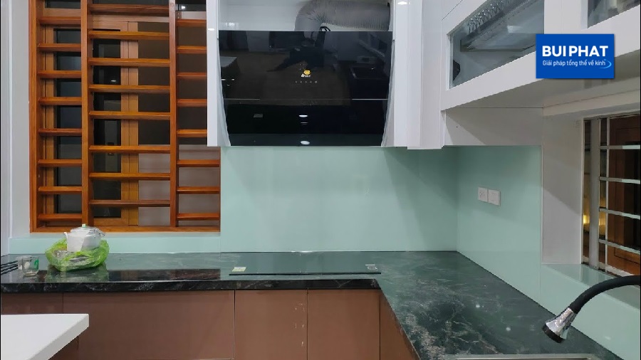 Kính ốp bếp kim sa trắng xanh đẹp
