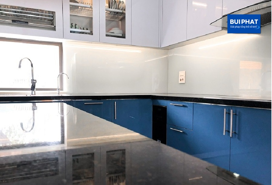 Báo giá kính ốp bếp kim sa trắng xanh