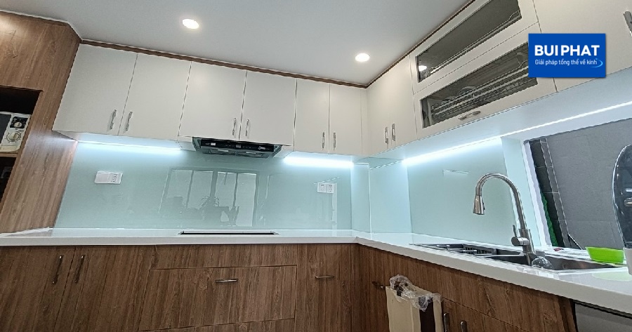 Giá kính ốp bếp kim sa trắng xanh
