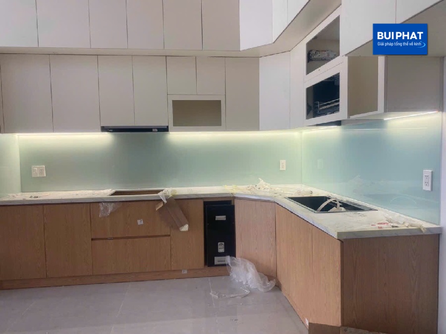 Giá kính bếp kim sa trắng xanh