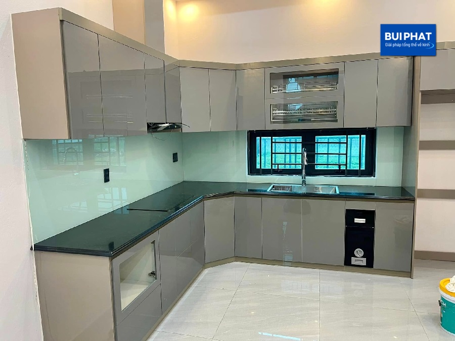 Kính ốp bếp kim sa xanh lơ