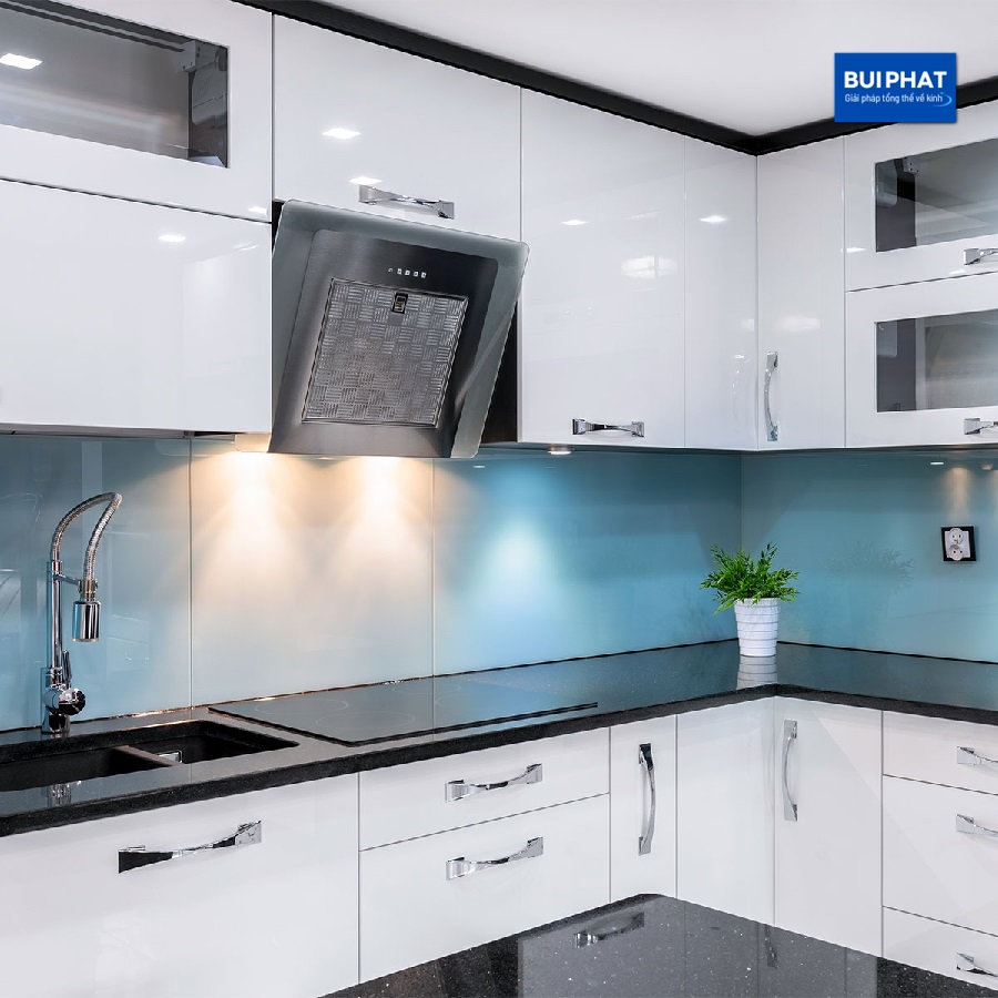 Kính ốp tường bếp kim sa trắng xanh