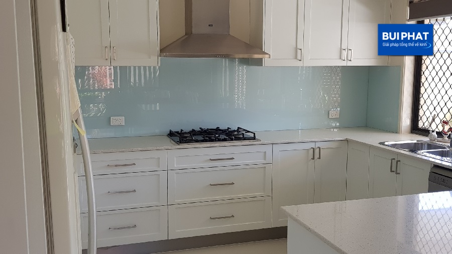 Kính bếp kim sa cường lực trắng xanh