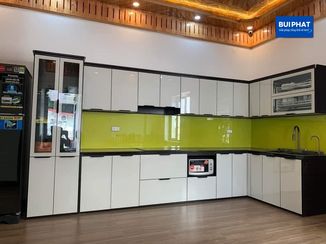 Mẫu kính bếp màu xanh lá cây