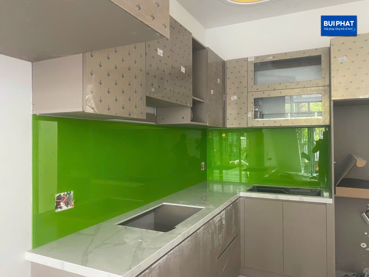 Kính ốp bếp màu xanh lá cây