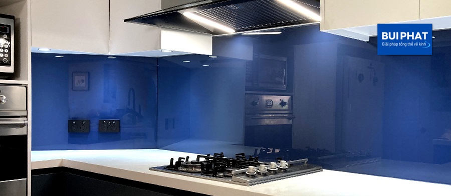 Mẫu kính ốp bếp màu xanh lam đẹp