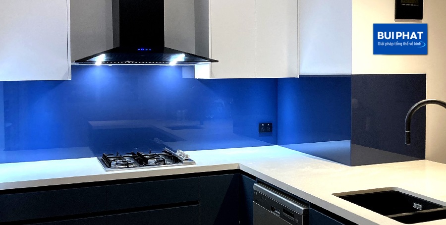 Mẫu kính bếp màu xanh lam đẹp