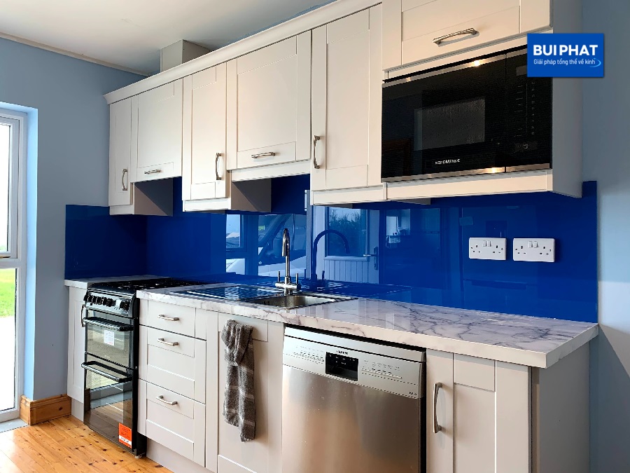 Giá kính ốp bếp màu xanh lam