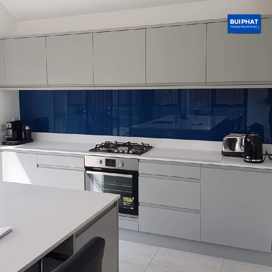 Kính ốp tường bếp màu xanh lam