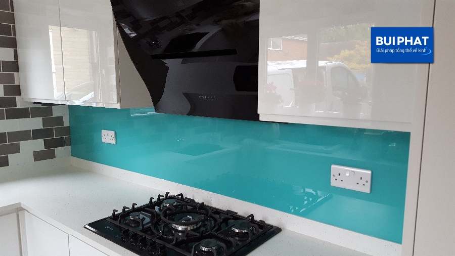 Kính ốp tường bếp màu xanh ngọc