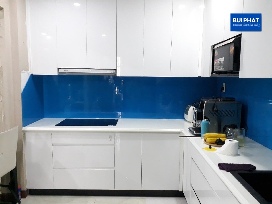 Giá kính bếp màu xanh biển