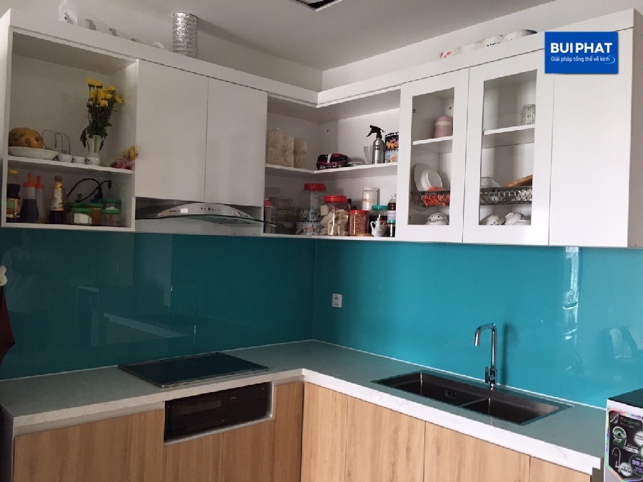 Giá kính bếp màu xanh da trời
