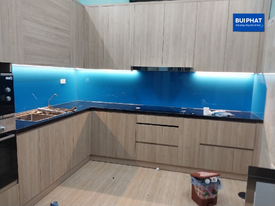 Giá kính ốp bếp màu xanh biển