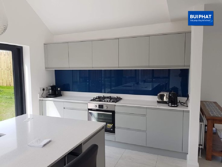 Giá kính ốp bếp màu xanh dương