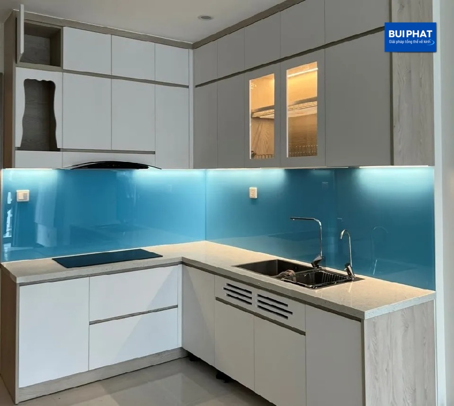 Kính bếp màu xanh biển