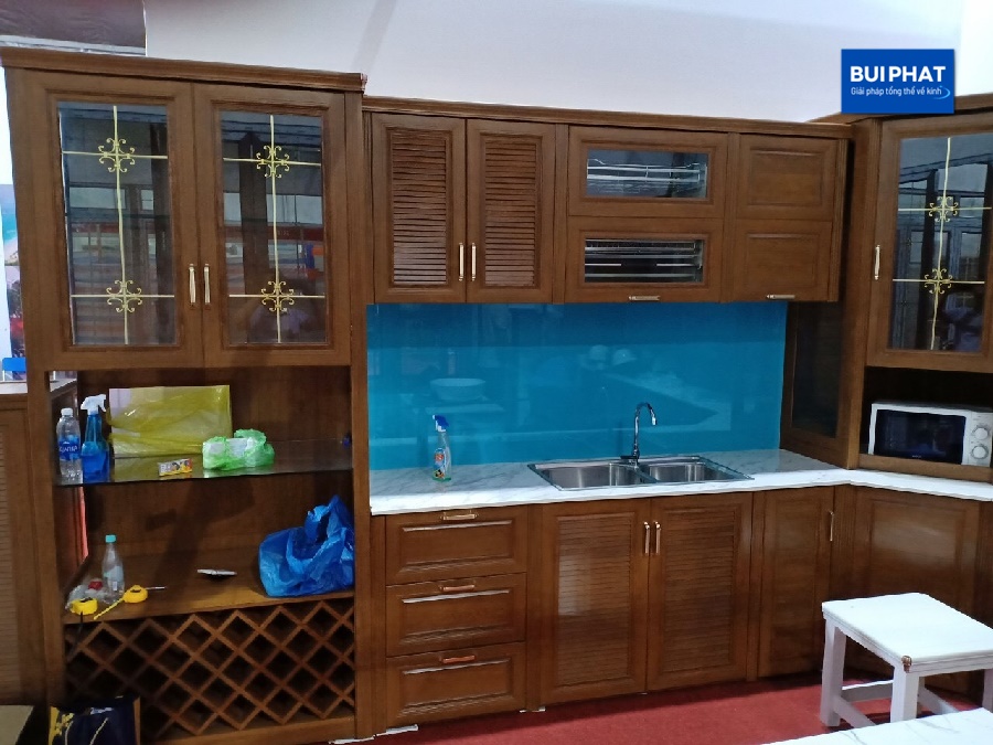 Kính bếp màu xanh dương