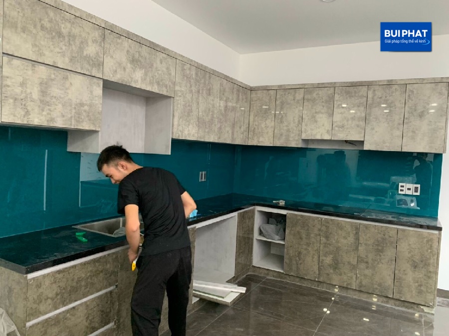 Kính bếp màu xanh nước biển