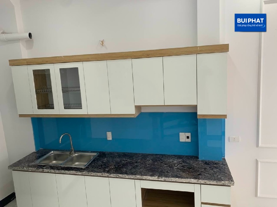 Kính bếp xanh biển