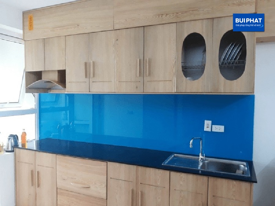 Kính ốp bếp màu xanh biển