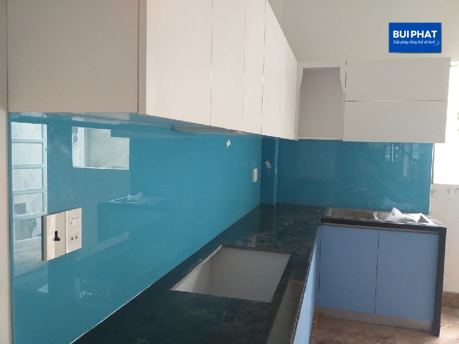 Kính ốp bếp màu xanh da trời
