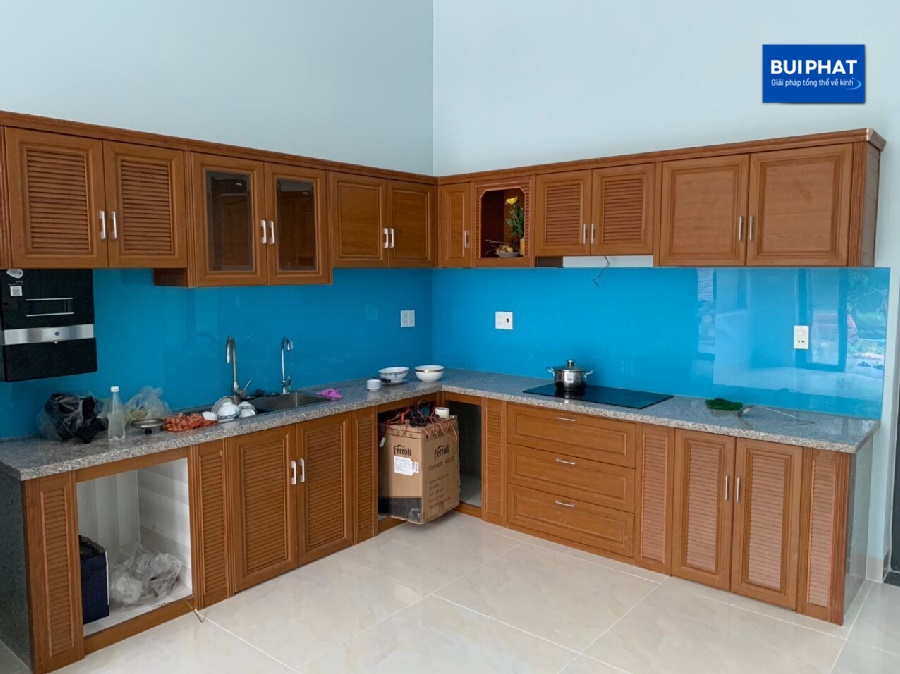 Kính ốp bếp màu xanh dương
