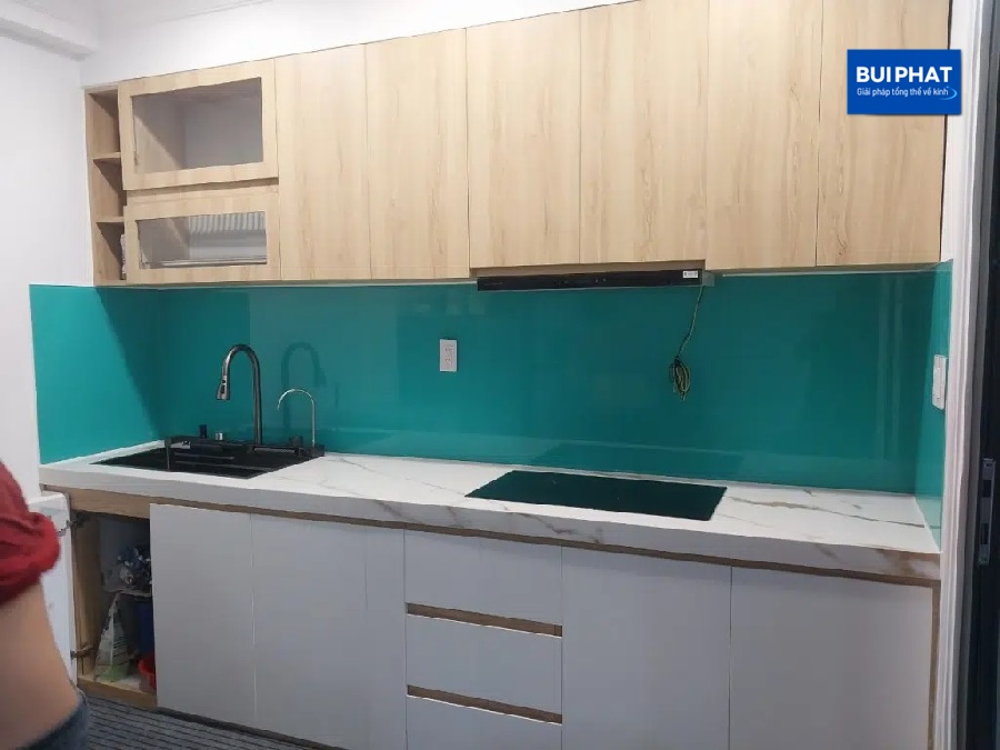 Kính ốp bếp xanh da trời