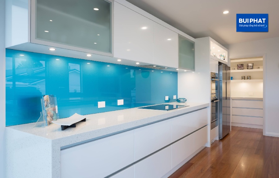 Kính ốp bếp xanh dương