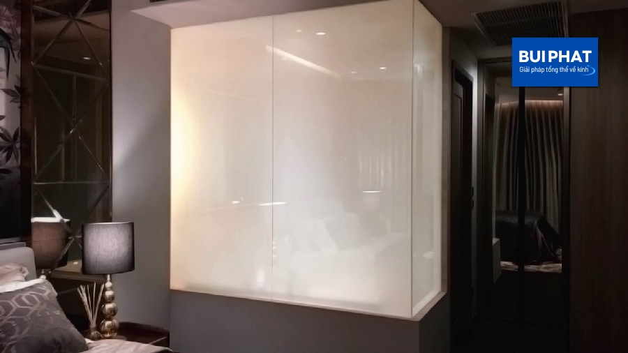 Vách kính điện nhà tắm