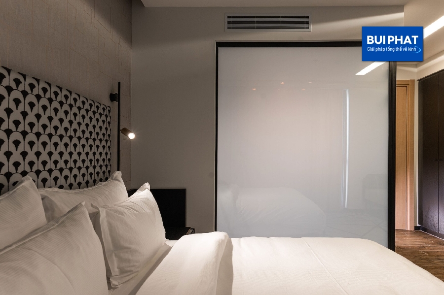 Vách kính điện phòng tắm