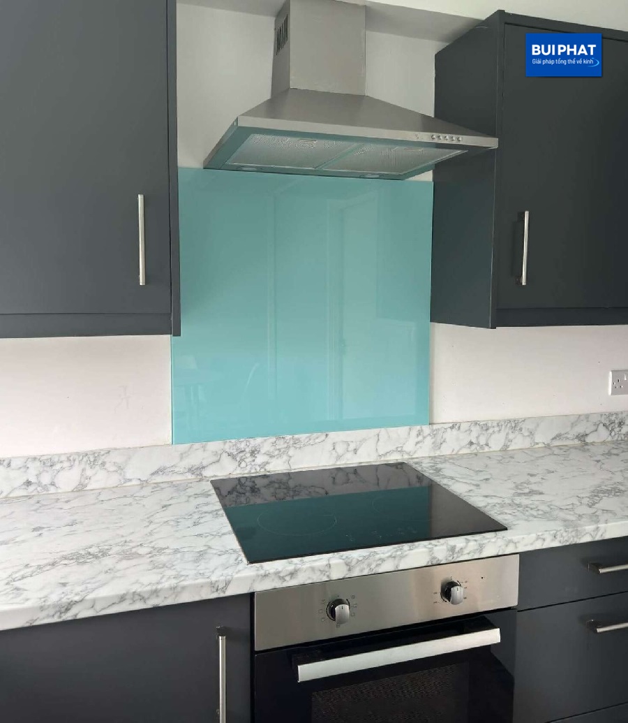 Giá kính ốp bếp màu xanh lơ