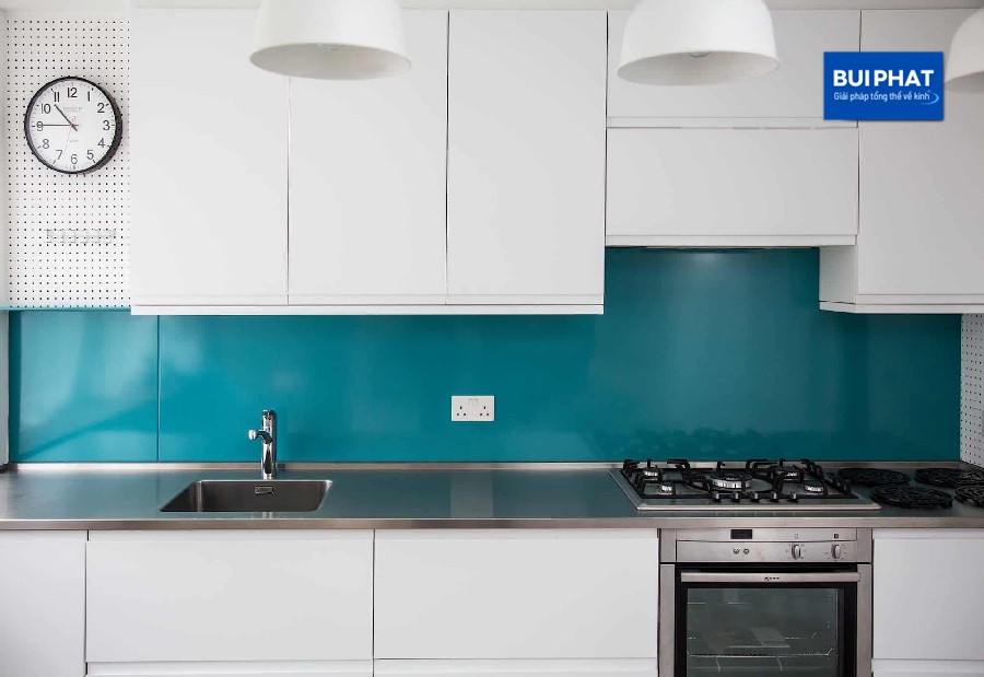 Kính ốp tường bếp màu xanh lơ