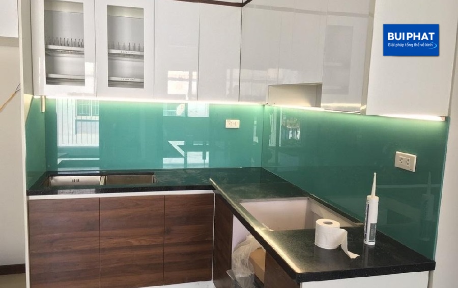 Kính bếp màu xanh mint