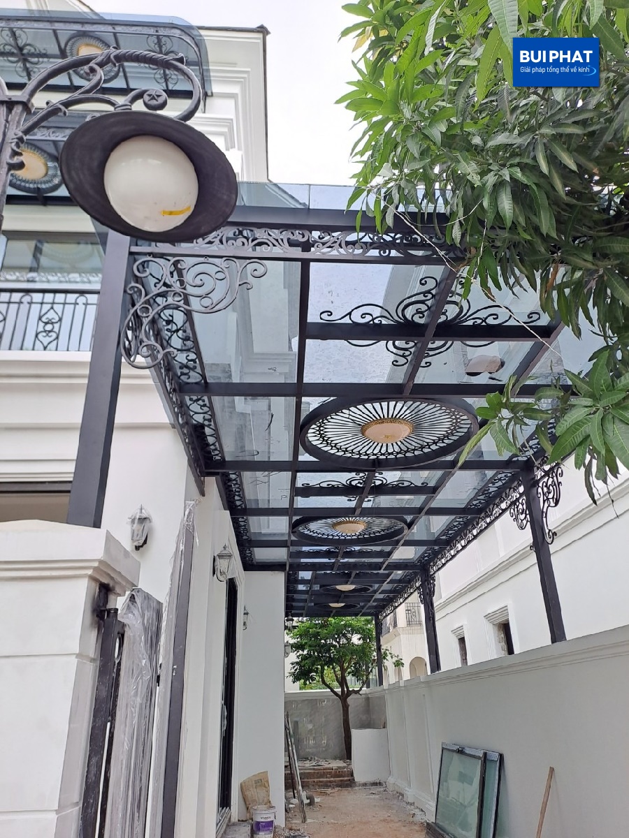Làm mái bằng kính cường lực