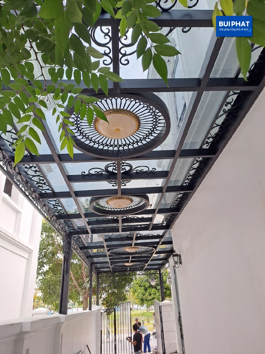 Lắp đặt mái kính cường lực