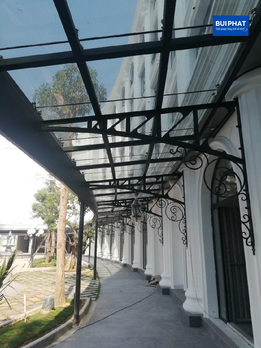 Làm mái bằng kính cường lực