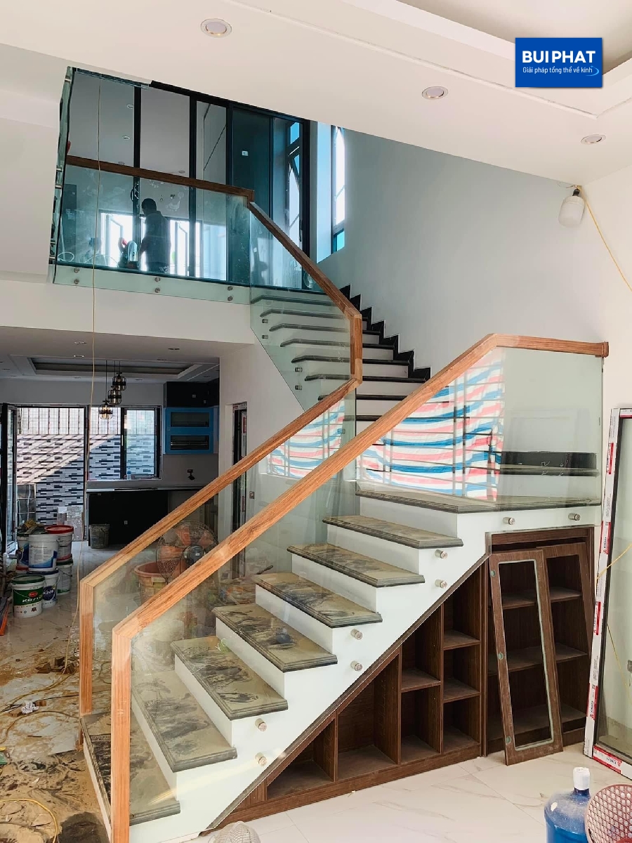 Cầu thang kính cường lực