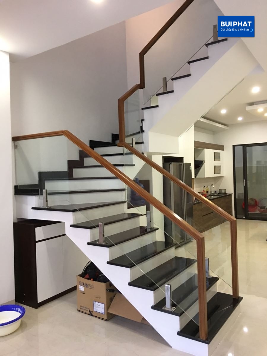 Lan can cầu thang kính gỗ