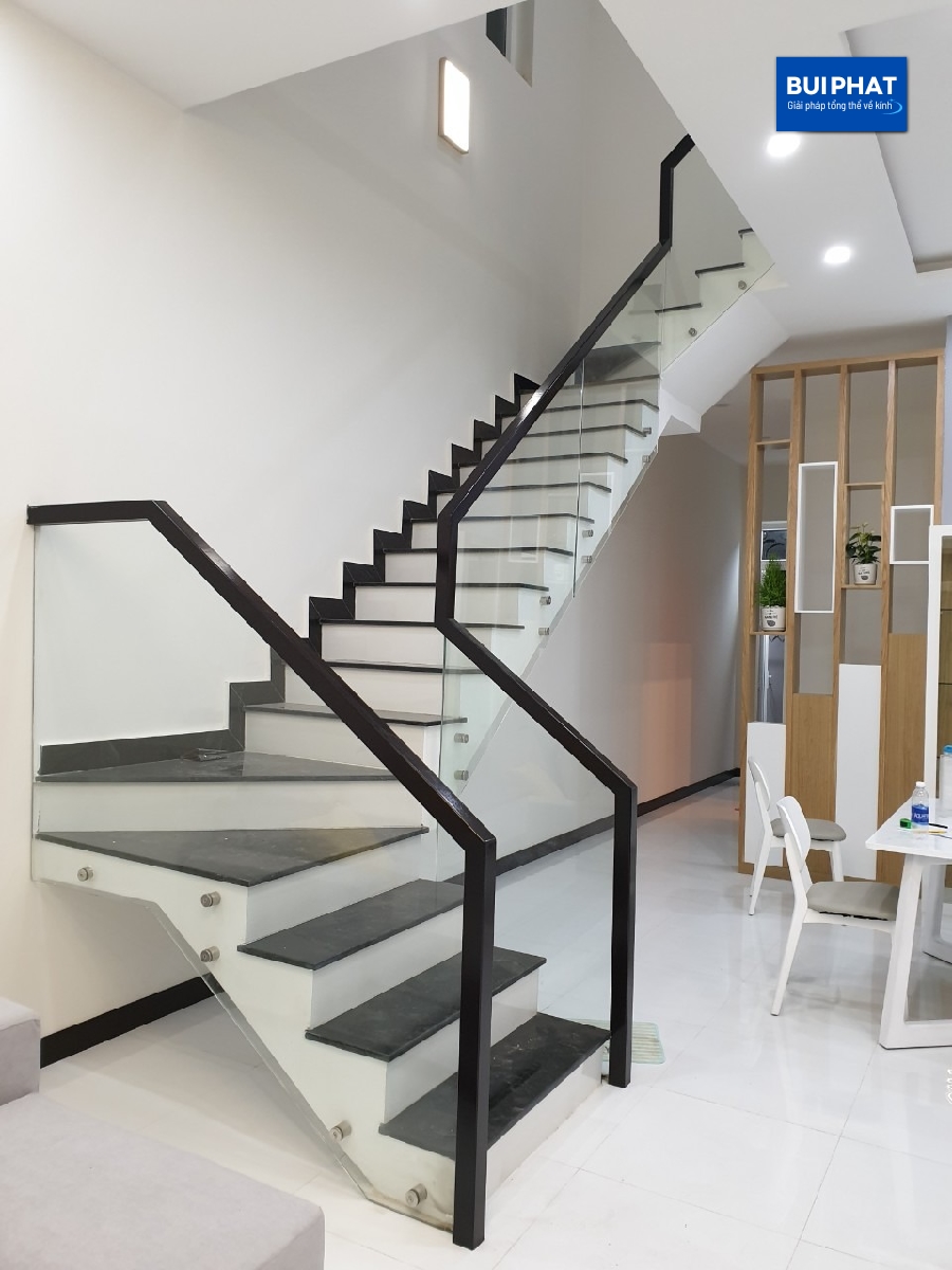 Lan can cầu thang kính là gì?