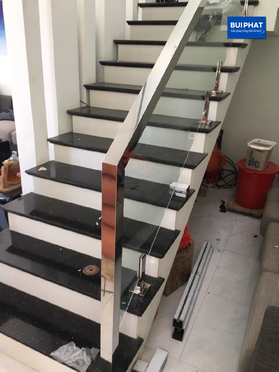 Lan can cầu thang kính tay vịn inox vuông