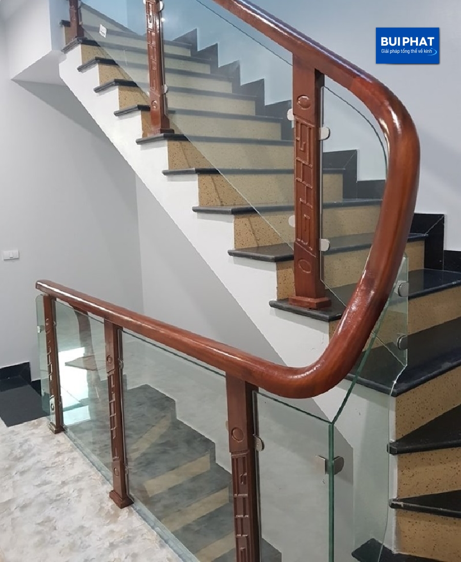 Lan can cầu thang kính trụ gỗ tay vịn gỗ