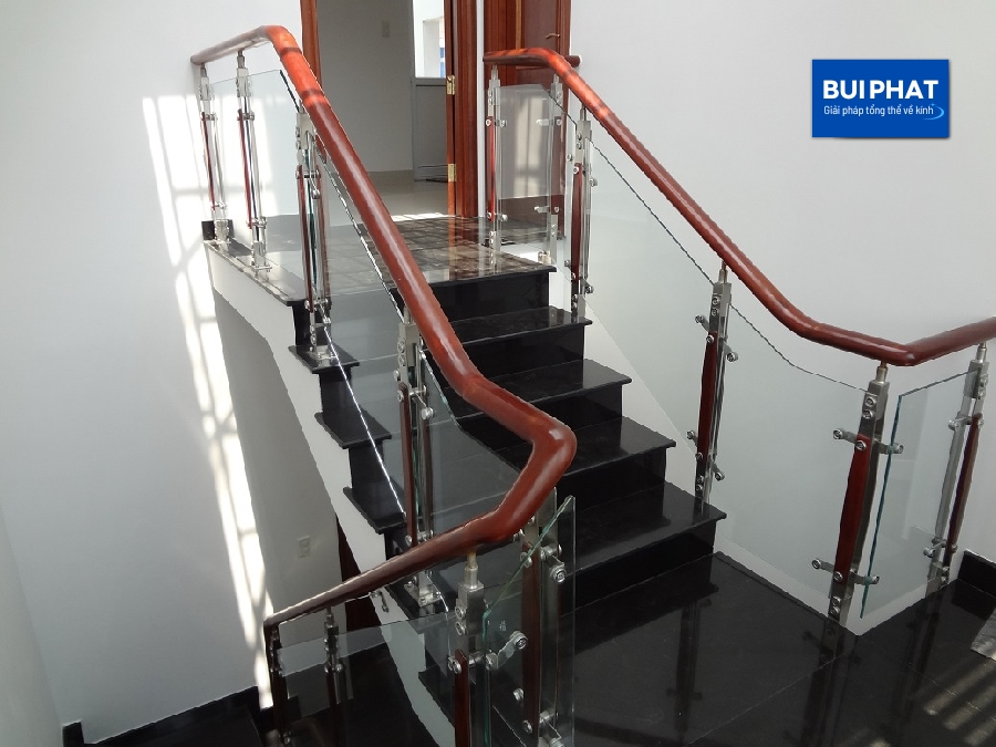 Lan can cầu thang kính trụ inox tay vịn gỗ