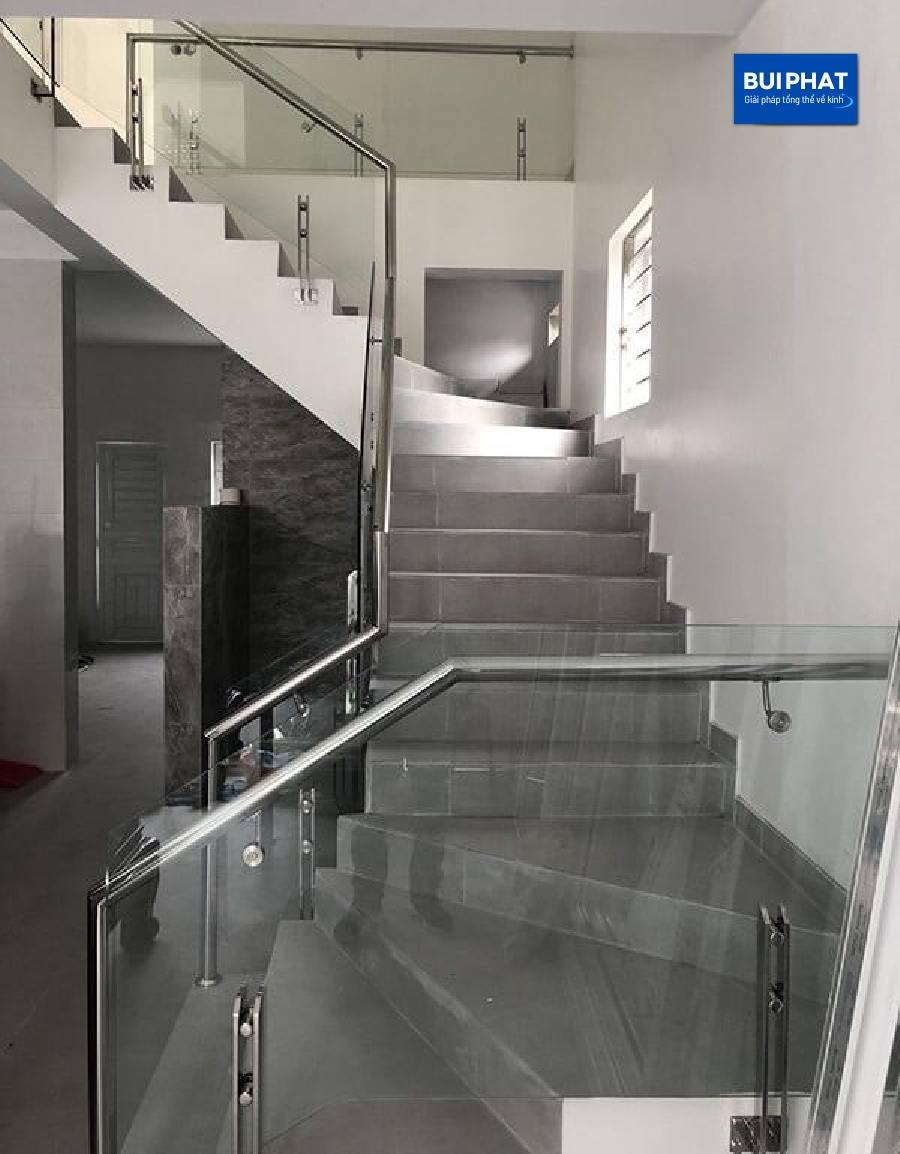 Lan can cầu thang kính trụ inox tay vịn inox